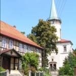 Gästehaus und Kirche